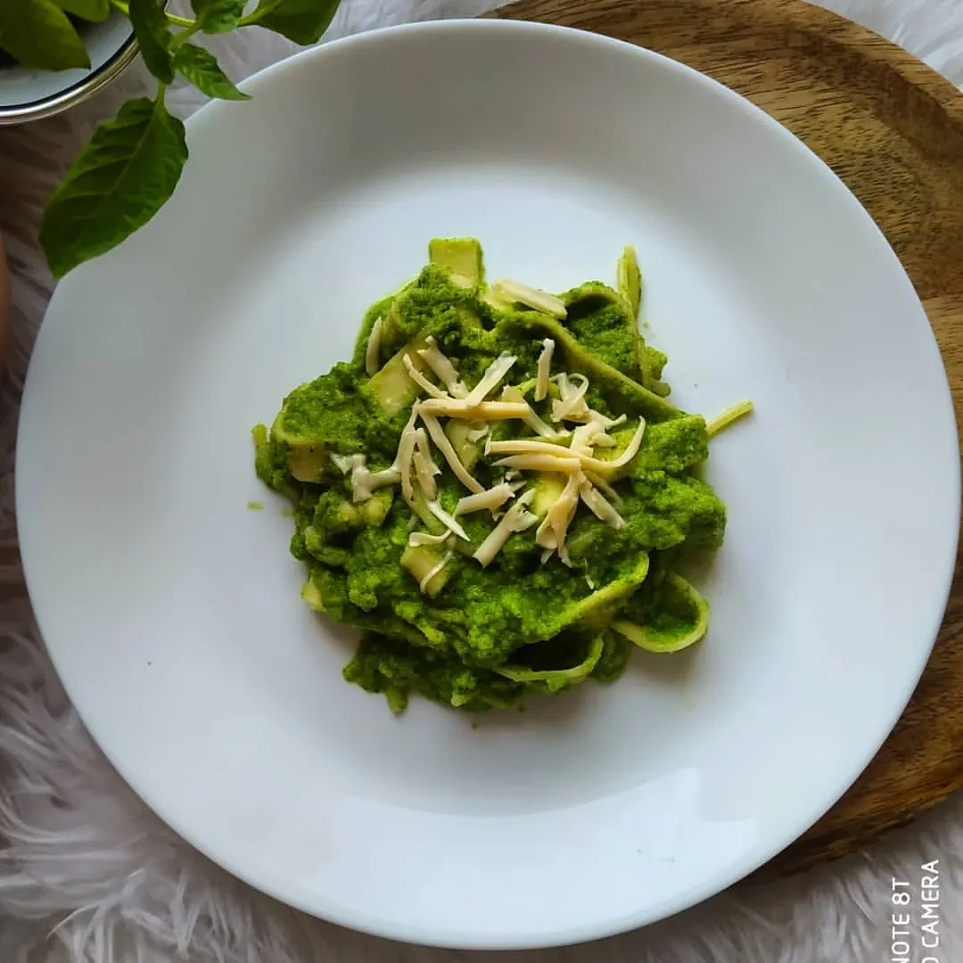 Makaron w sosie brokułowo-szpinakowym