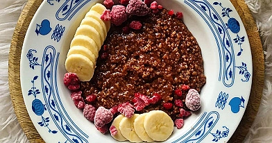 Budyń owsiany brownie z malinami – zdrowe i czekoladowe śniadanie