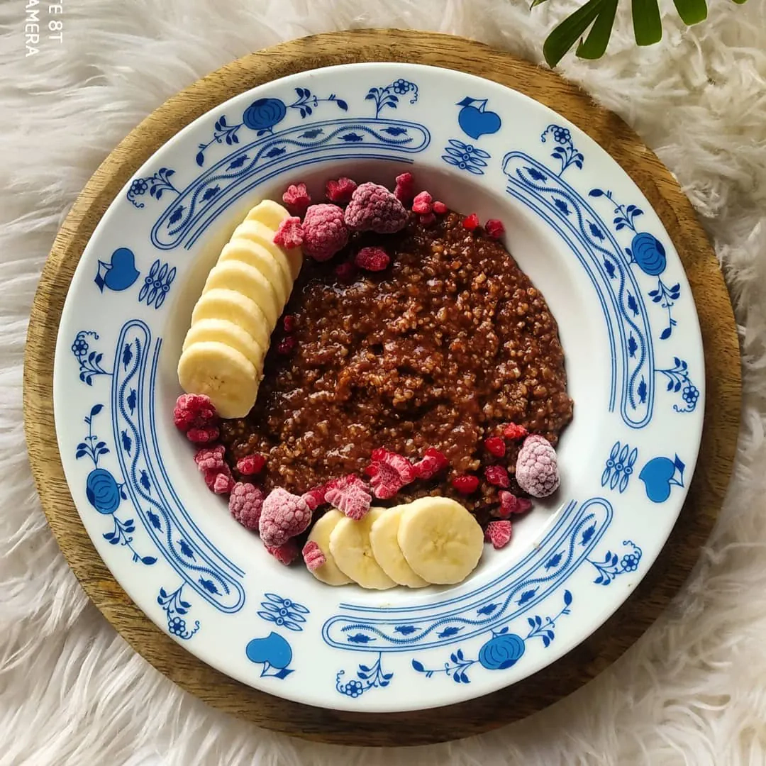 Budyń owsiany brownie z malinami – zdrowe i czekoladowe śniadanie