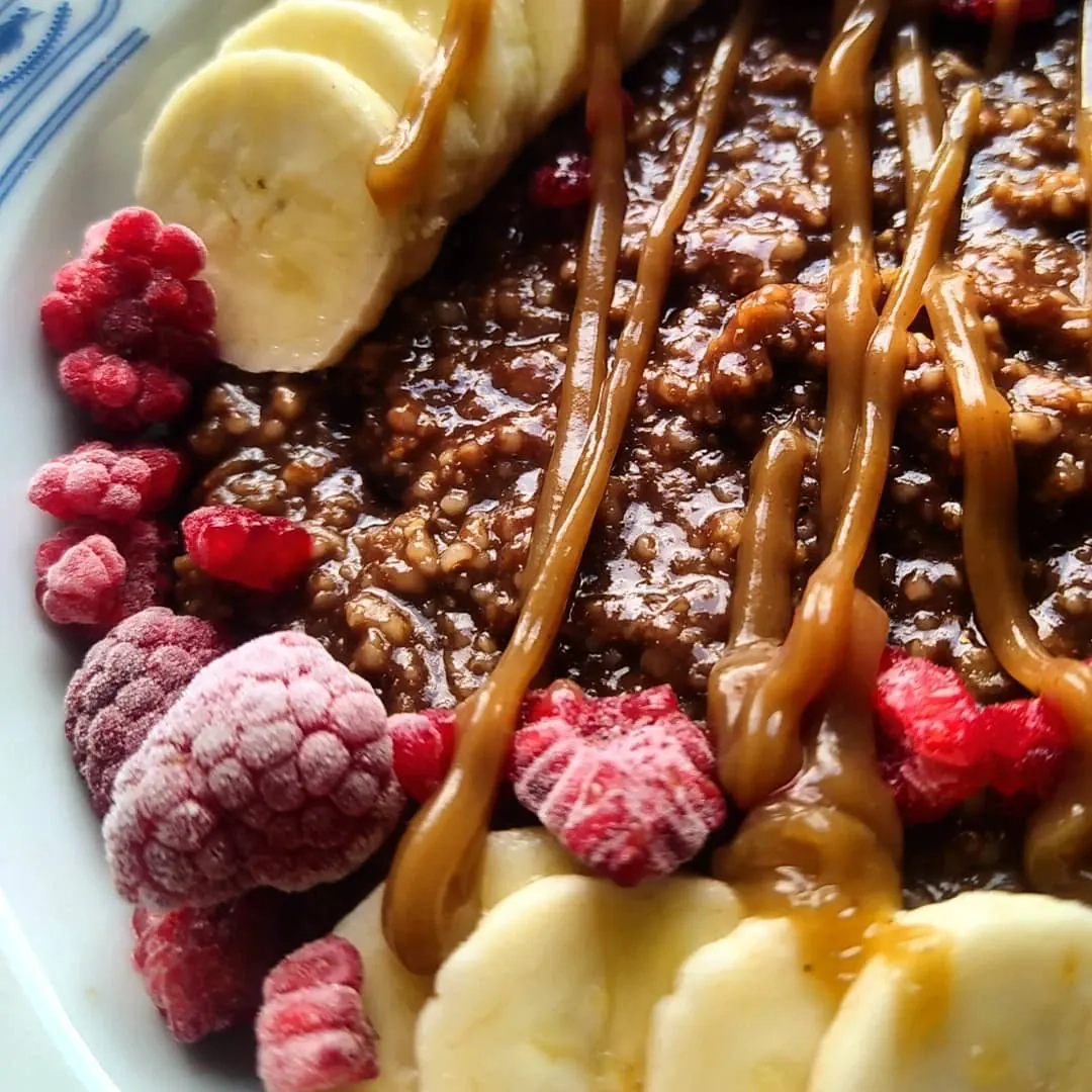 Budyń owsiany brownie z malinami – zdrowe i czekoladowe śniadanie