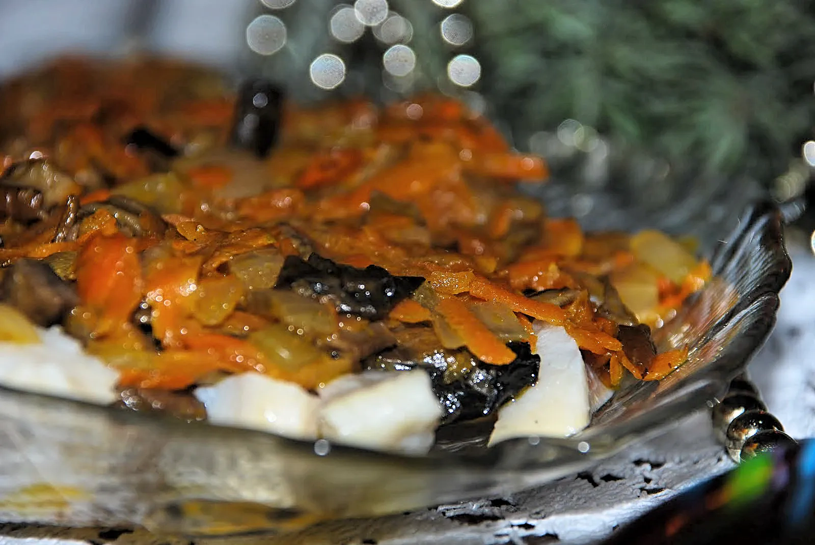 Silkė su troškintomis morkomis, svogūnais ir džiovintais baravykais