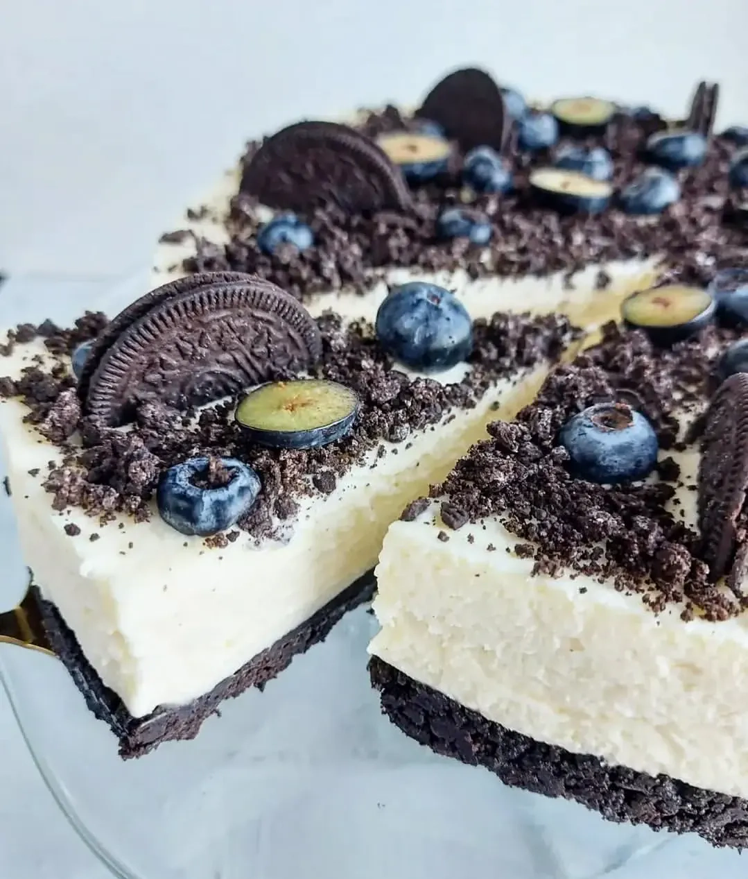 Sernik z mascarpone i białą czekoladą na spodzie z ciasteczek Oreo