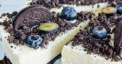 Sernik z mascarpone i białą czekoladą na spodzie z ciasteczek Oreo