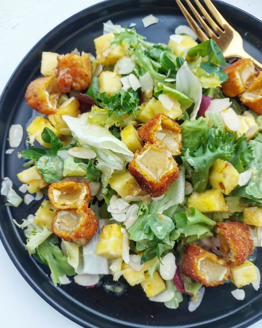 Sałatka z camembertem, ananasem i migdałami