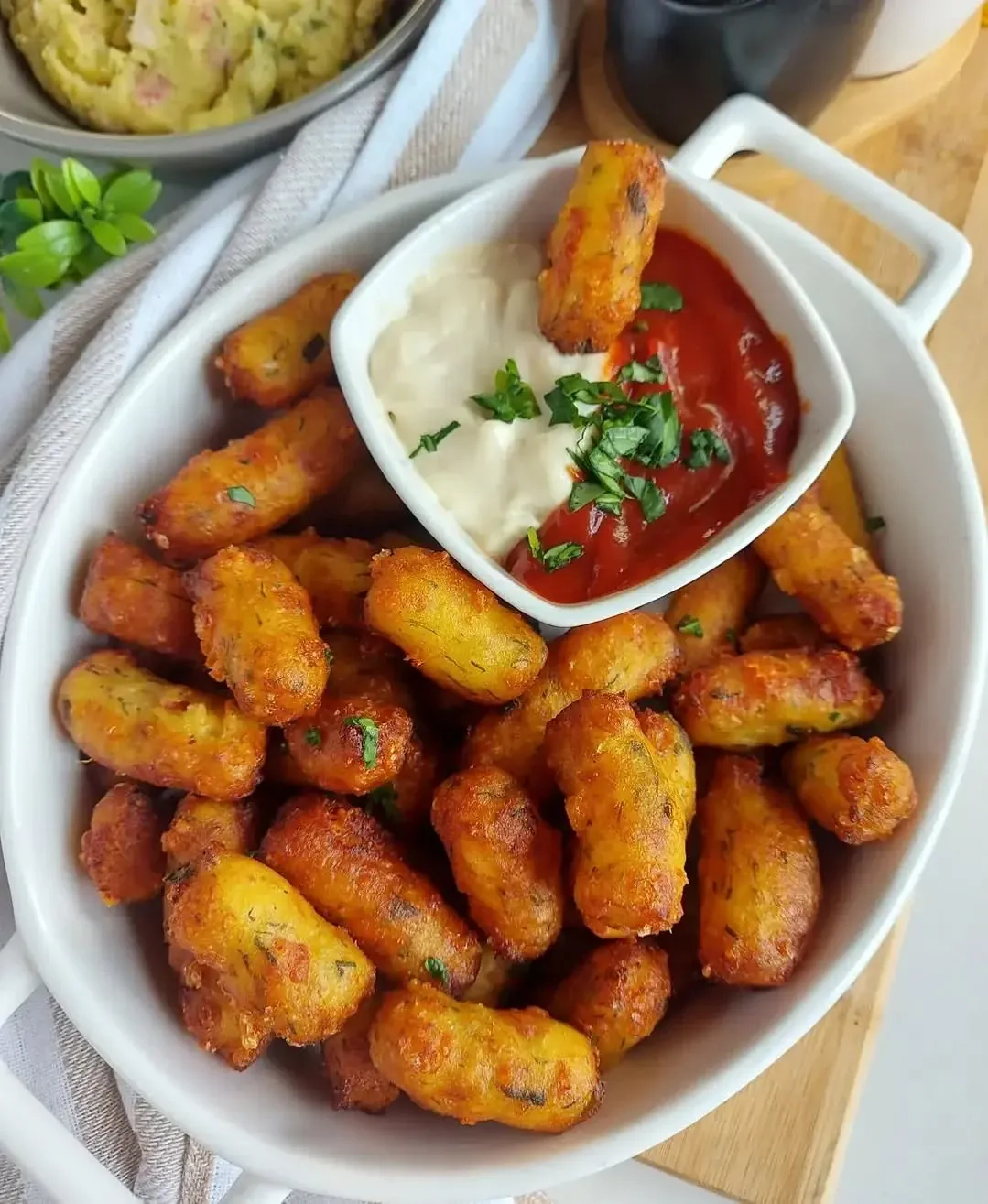 Chrupiące paluszki ziemniaczano-serowe z szynką