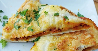 Serowe ciasto bolońskie a'la pizza
