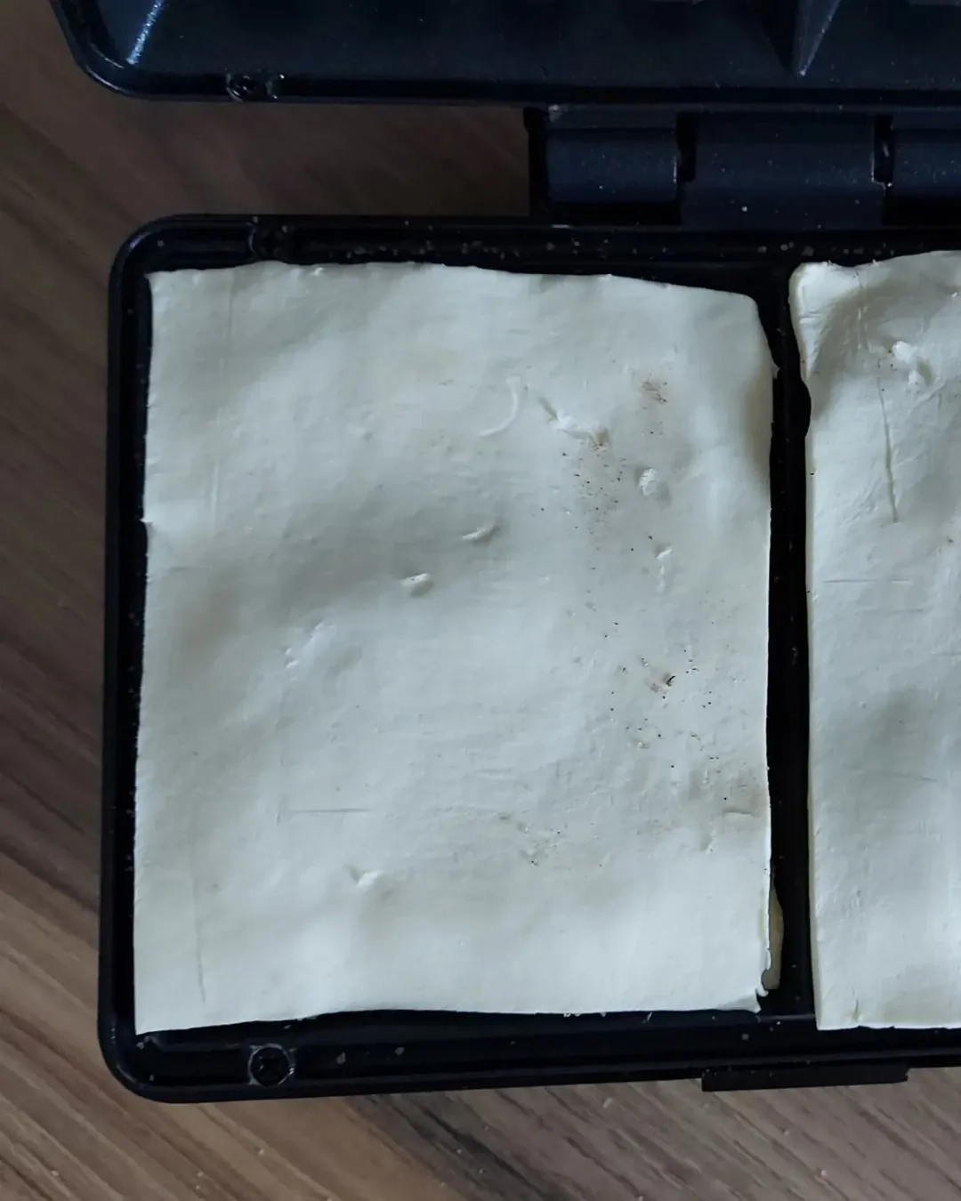 Gofry z ciasta francuskiego z jabłkami i cynamonem