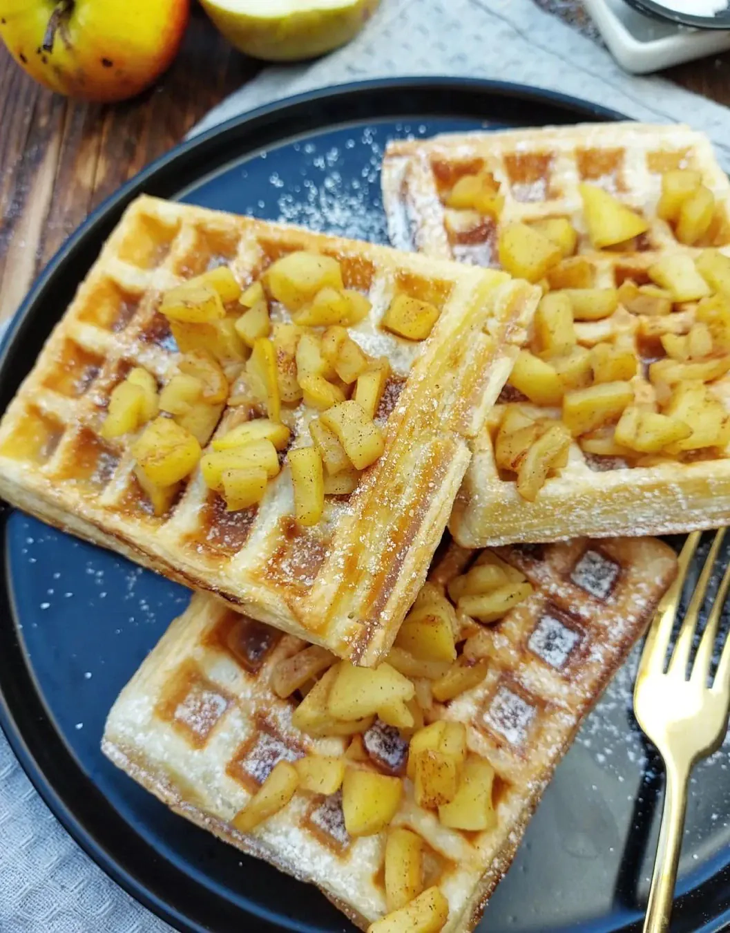 Gofry z ciasta francuskiego z jabłkami i cynamonem