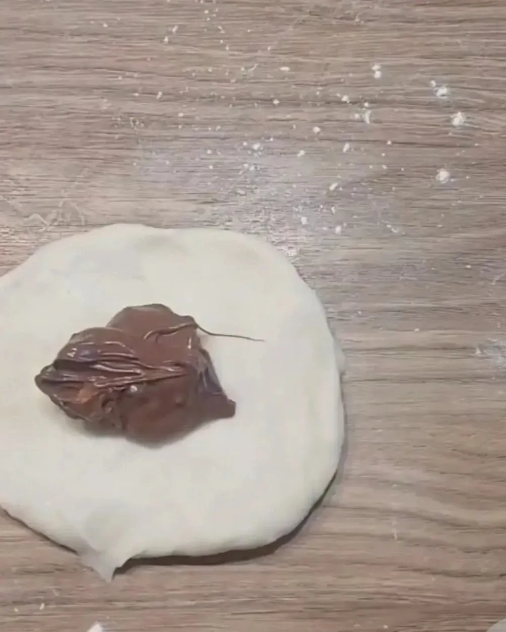 Puszyste bułeczki mleczne z czekoladą