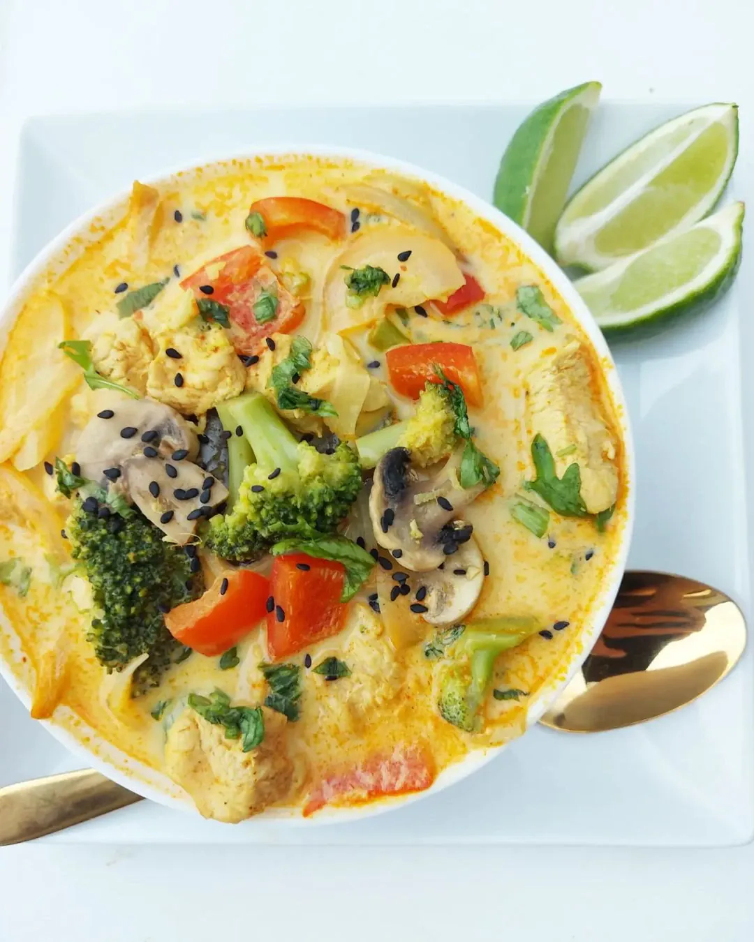 Aromatyczna zupa tajska z kurczakiem i warzywami Aromatyczna zupa tajska z kurczakiem i warzywami