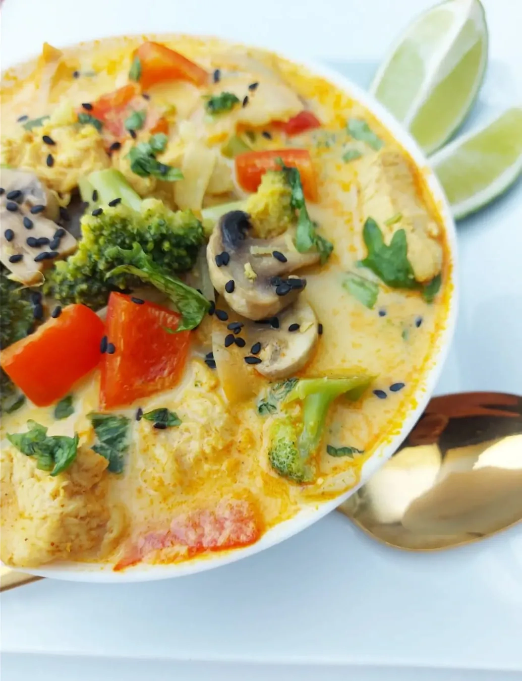 Aromatyczna zupa tajska z kurczakiem i warzywami Aromatyczna zupa tajska z kurczakiem i warzywami