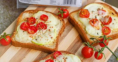 Grzanki z cukinią i mozarellą