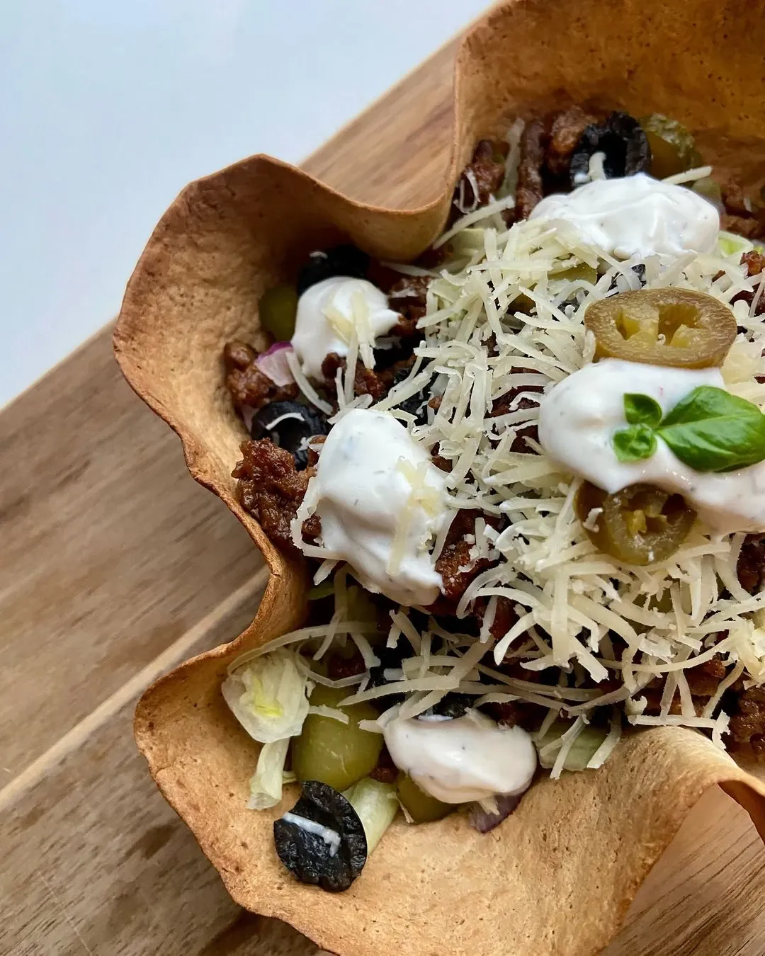 Jautienos dubenėlis tortilijose - su daržovėmis, sūriu ir jogurtiniu padažu