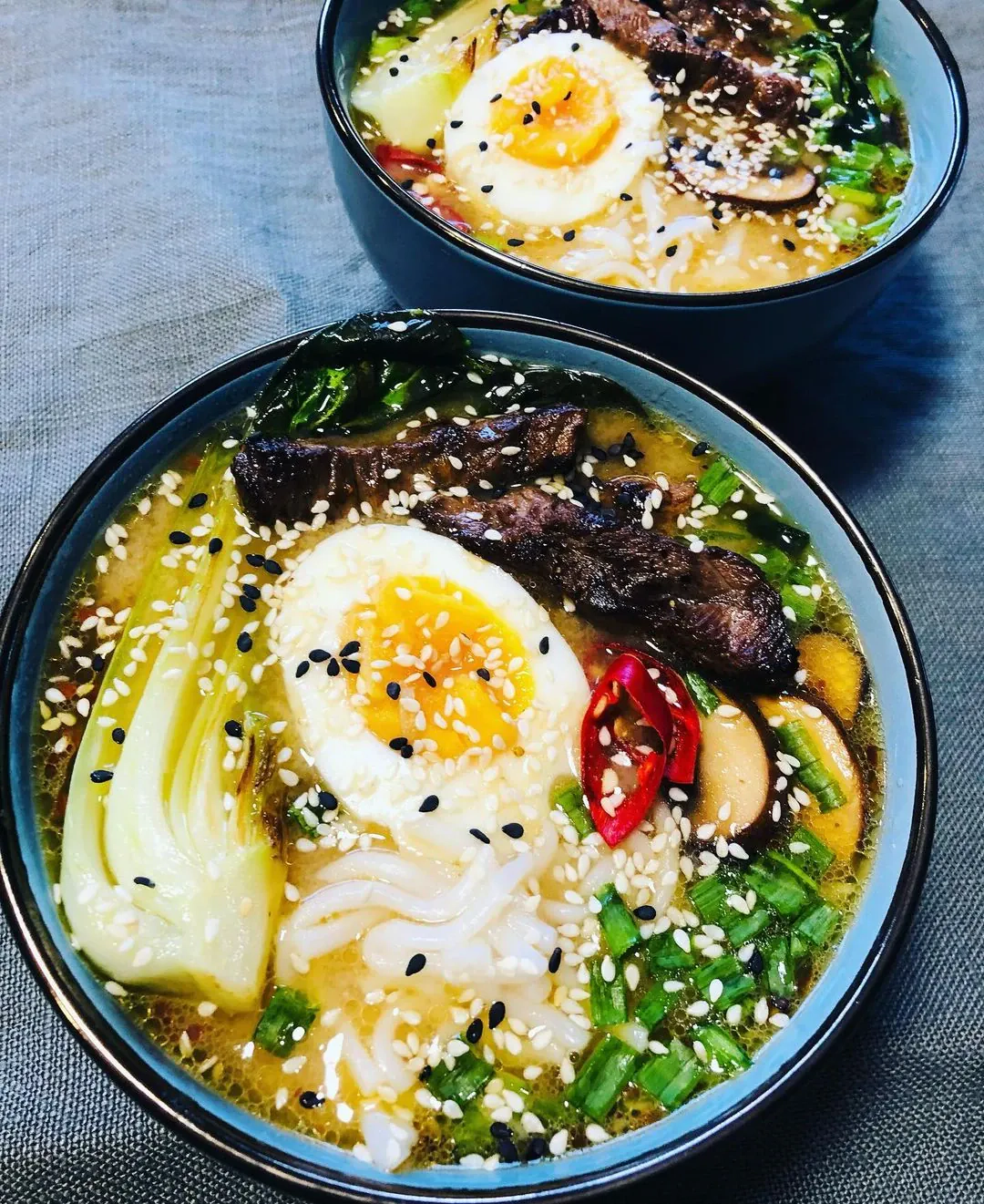 Japoniška Ramen sriuba su jautiena ir grybais