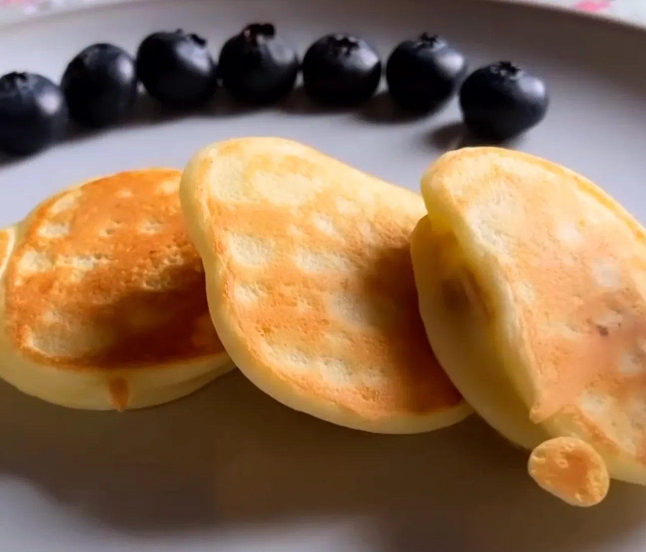 Kefyro blyneliai su bananais vaikams