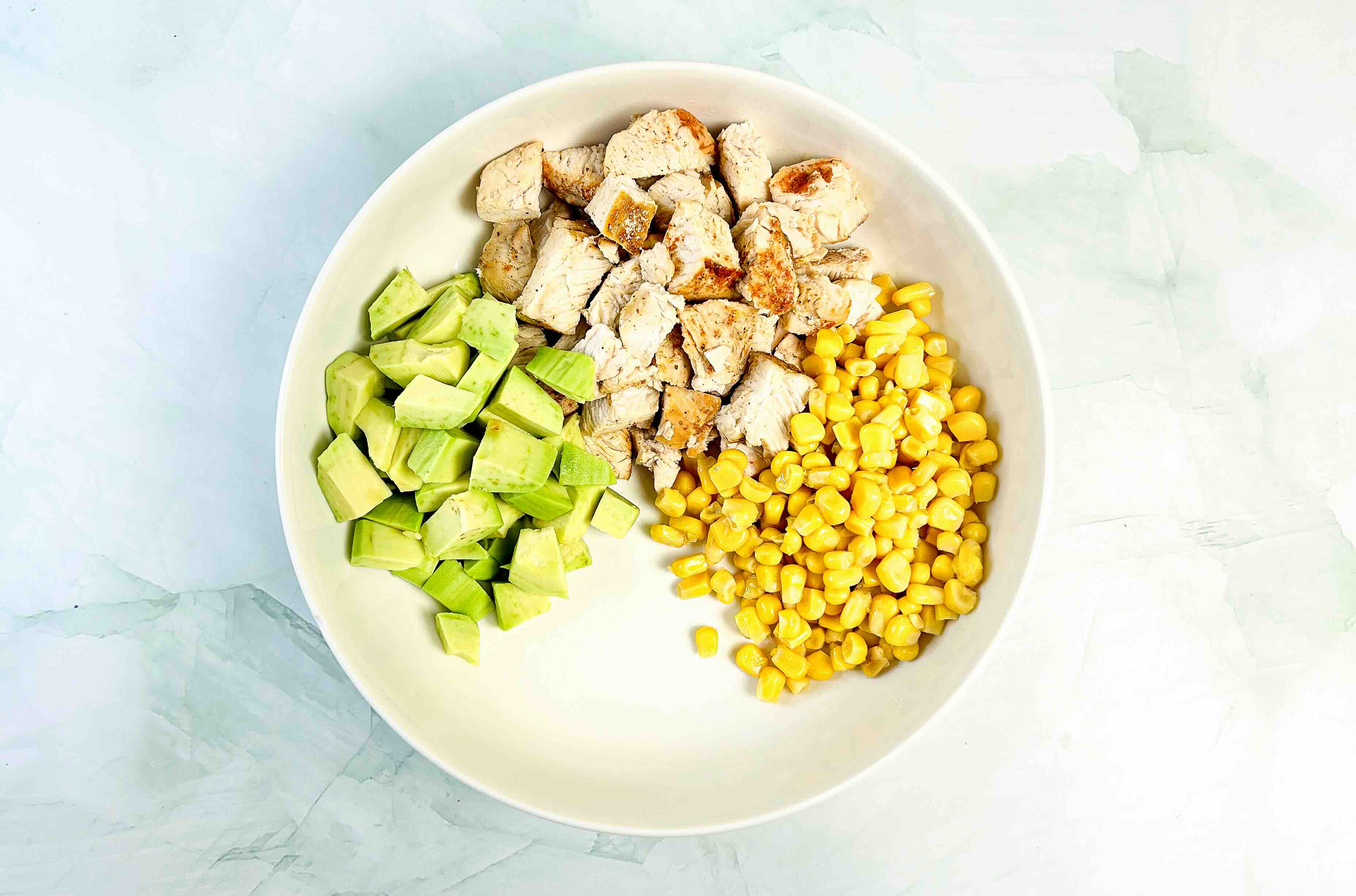 avokadas lėkštėje