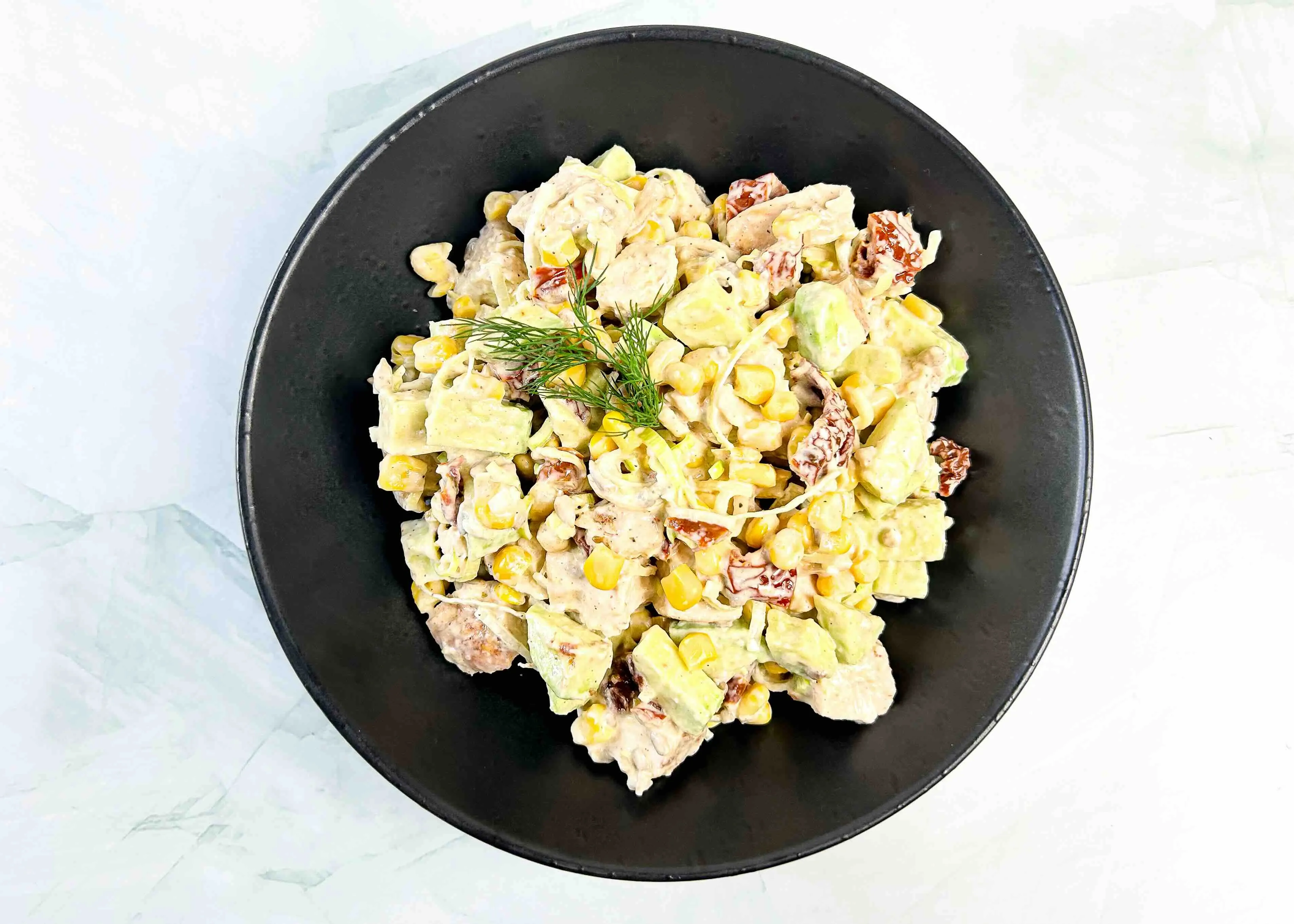 Vištienos salotos su avokadu ir saulėje džiovintais pomidorais