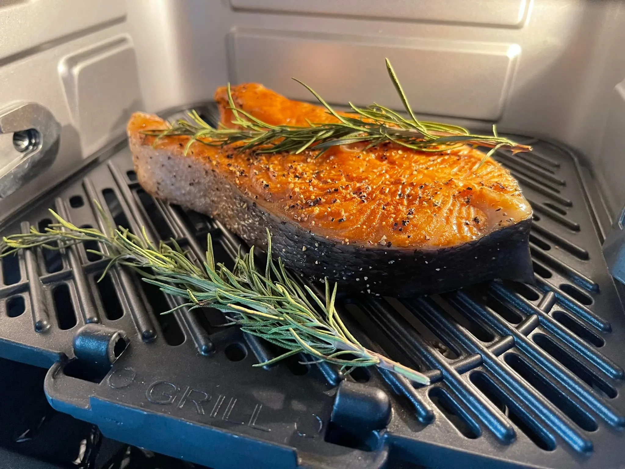 Lašiša su citrinpipiriais ir sojos padažu, karšto oro gruzdintuvėje