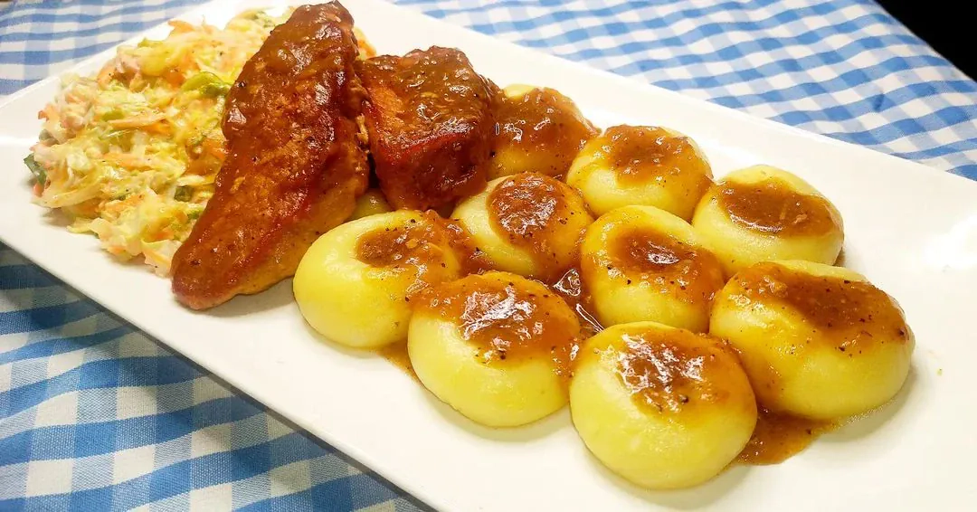 Schab duszony w Pepsi z kluskami śląskimi i surówką z kapusty pekińskiej