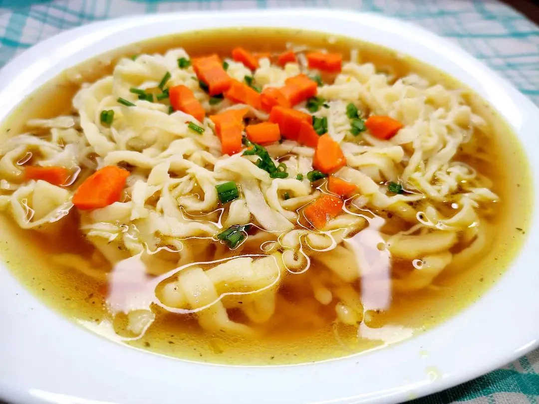 Rosół z pieczonej kaczki z domowym makaronem