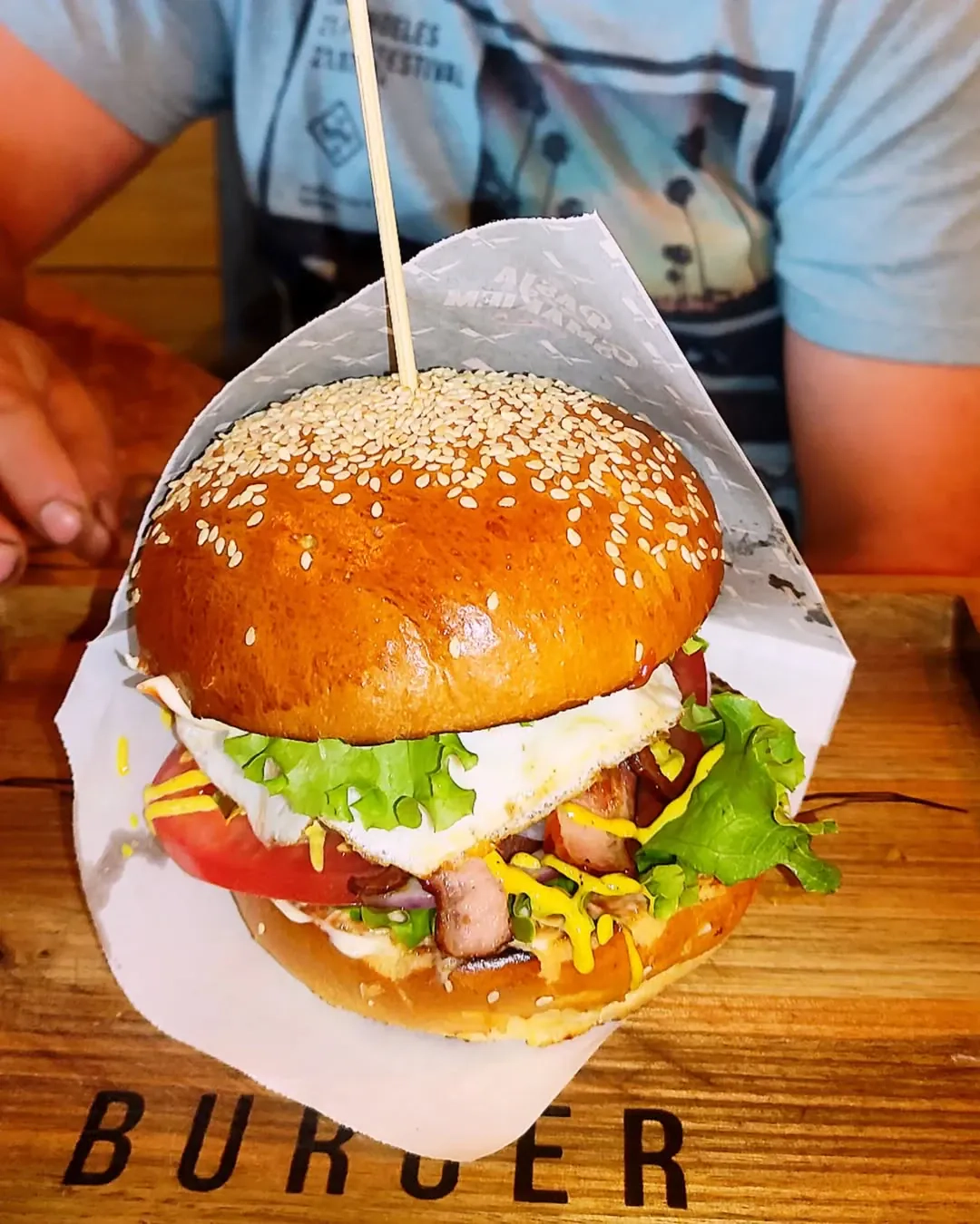 Domowe burgery z wołowiną, bekonem i jajkami sadzonymi