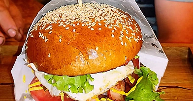Domowe burgery z wołowiną, bekonem i jajkami sadzonymi