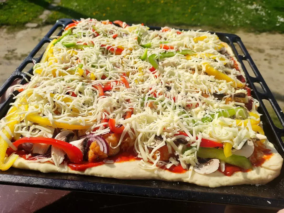 Pizza domowa na cienkim cieście z kurczakiem i warzywami