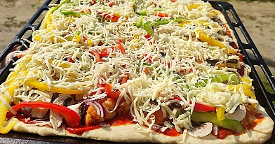 Pizza domowa na cienkim cieście z kurczakiem i warzywami