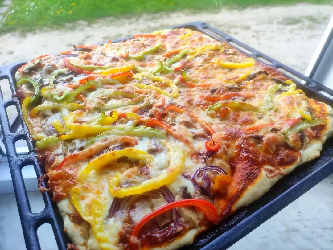 Pizza domowa na cienkim cieście z kurczakiem i warzywami
