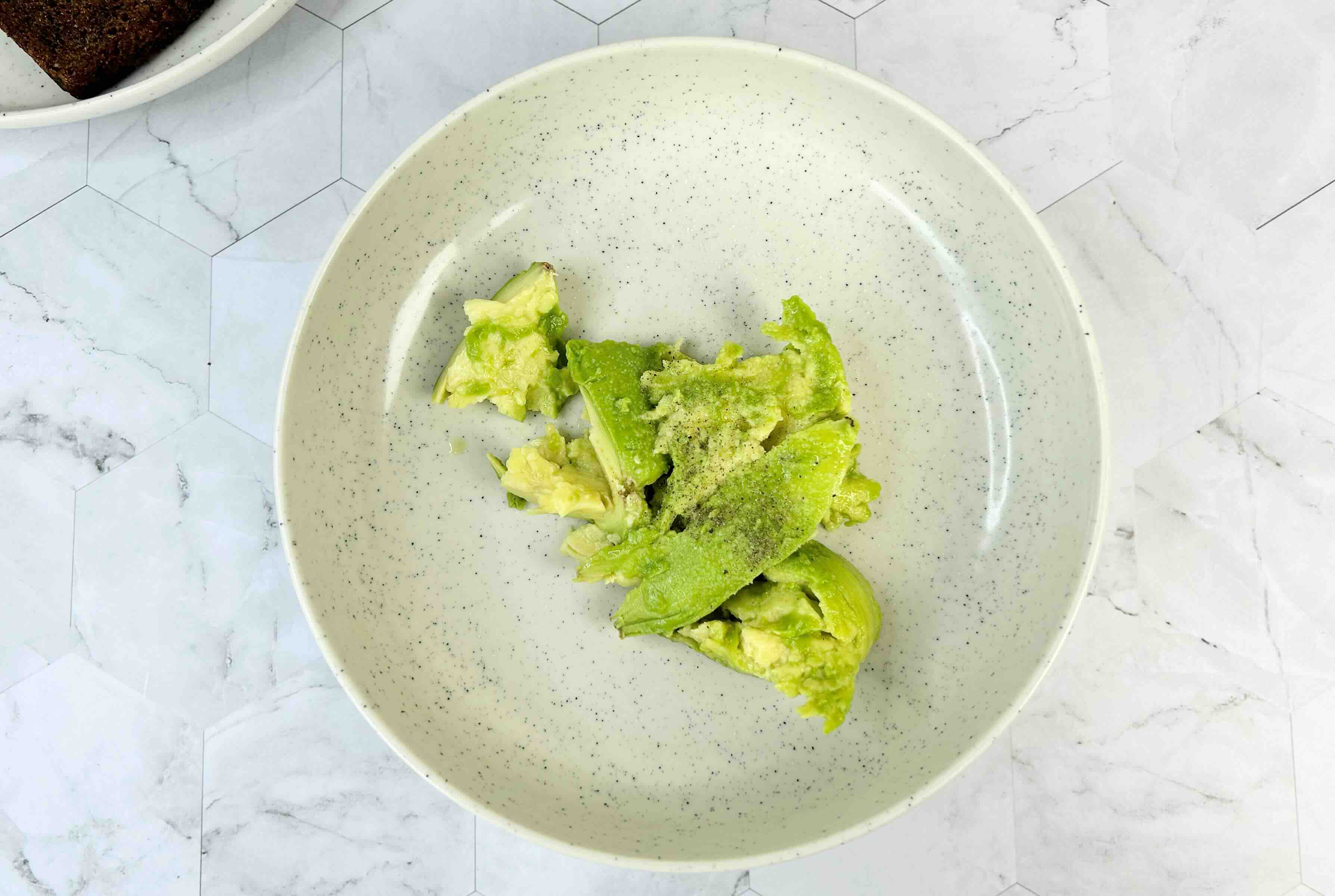 Sumuštinukai su šprotais ir avokadų kremu