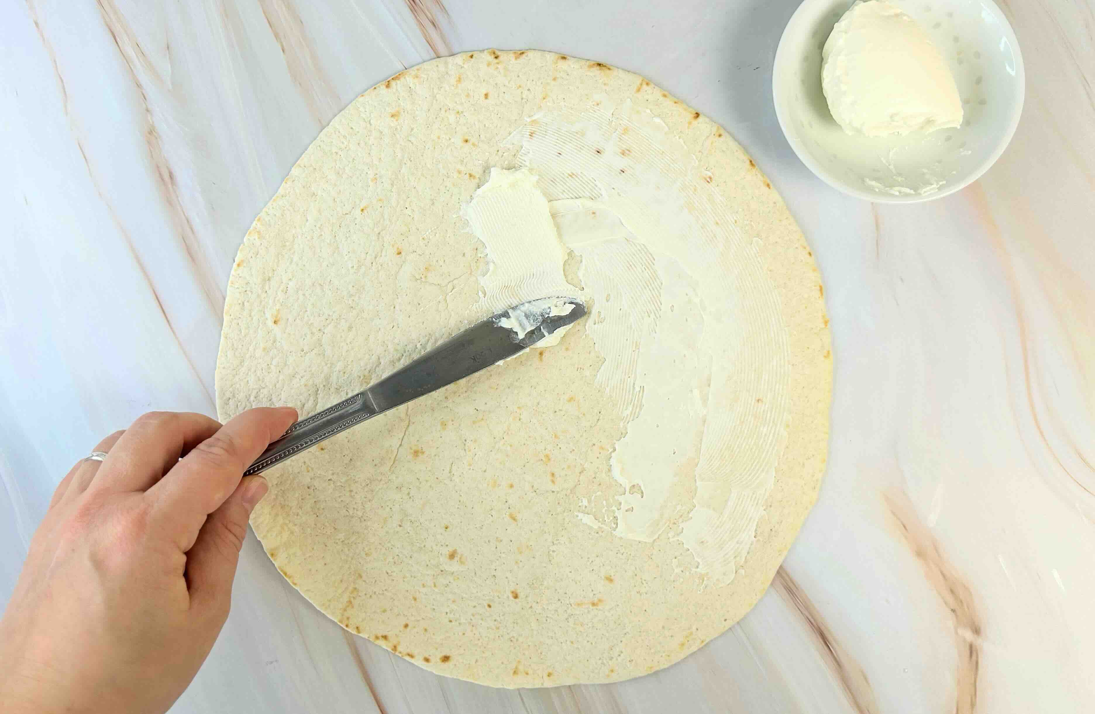 tortiliją ištepti sūriu