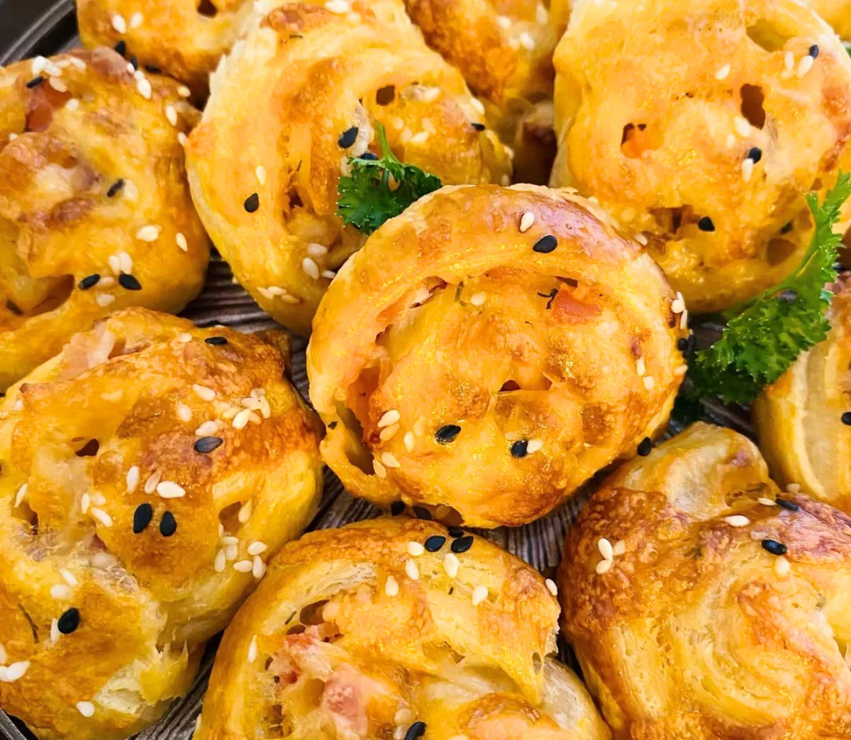 Greiti picos suktinukai iš sluoksniuotos tešlos su šonine ir mocarela