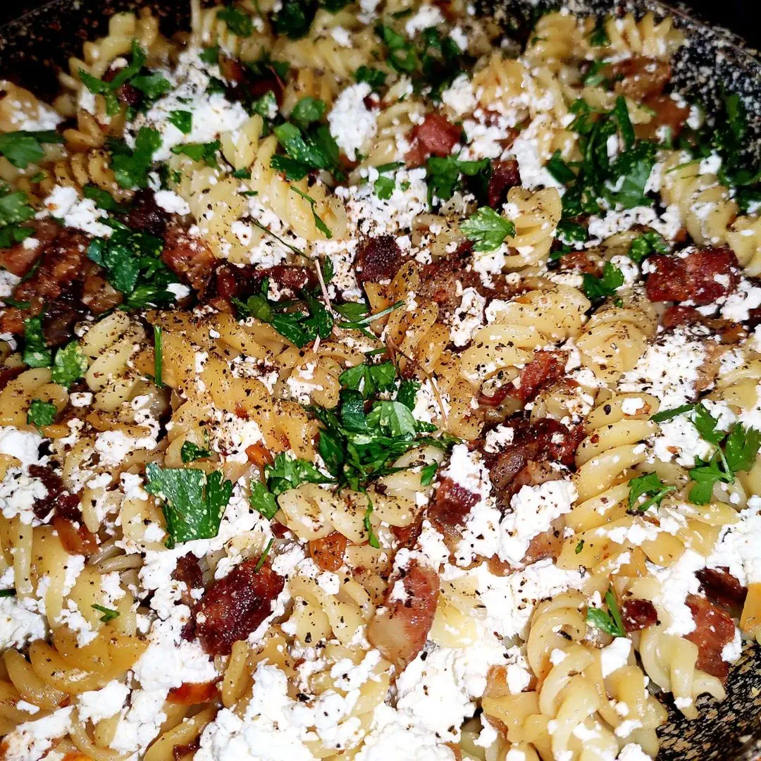 Makaron z twarogiem i boczkiem – tradycyjny smak PRL-u