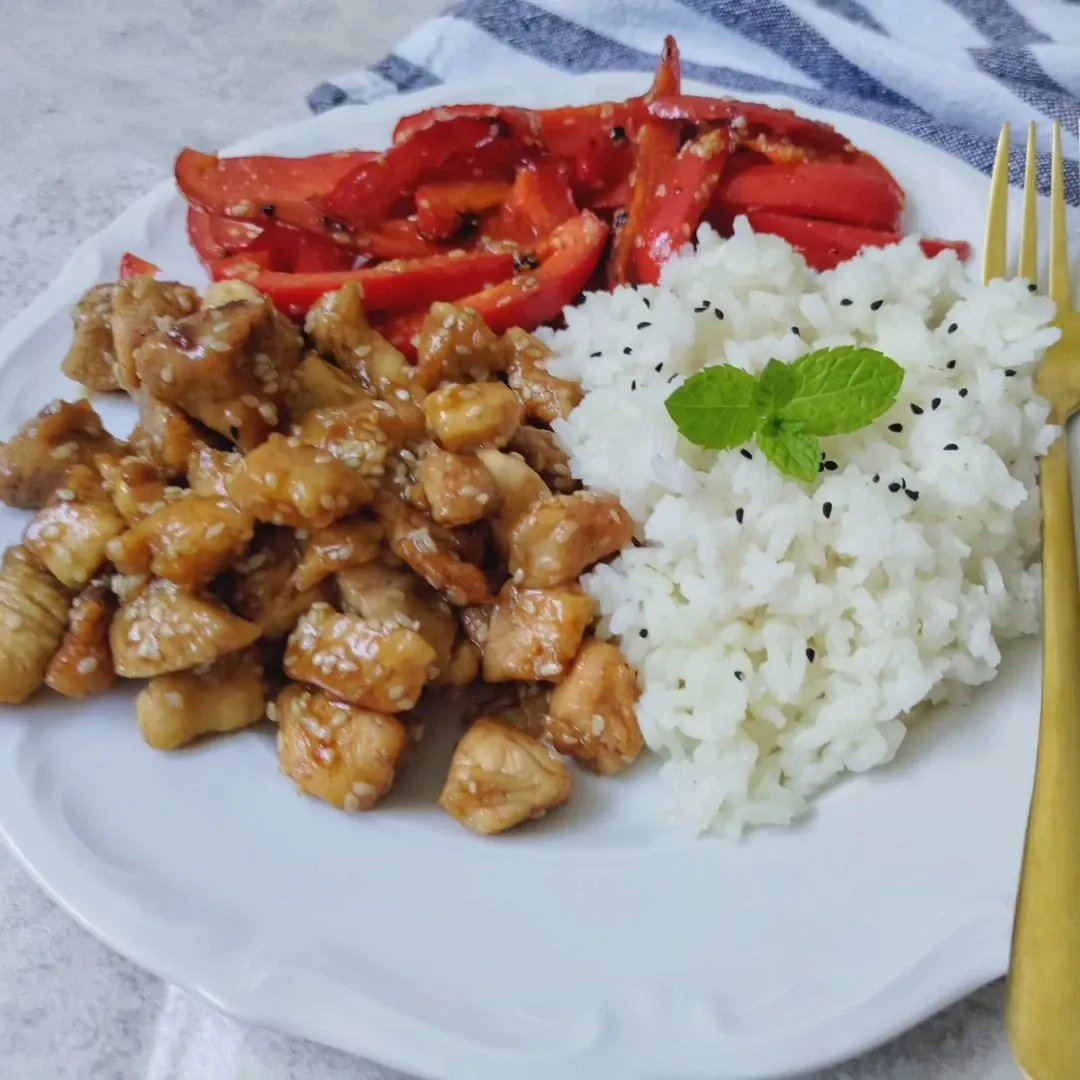 Vištiena sojos-vyno acto marinate, patiekta su sezamais