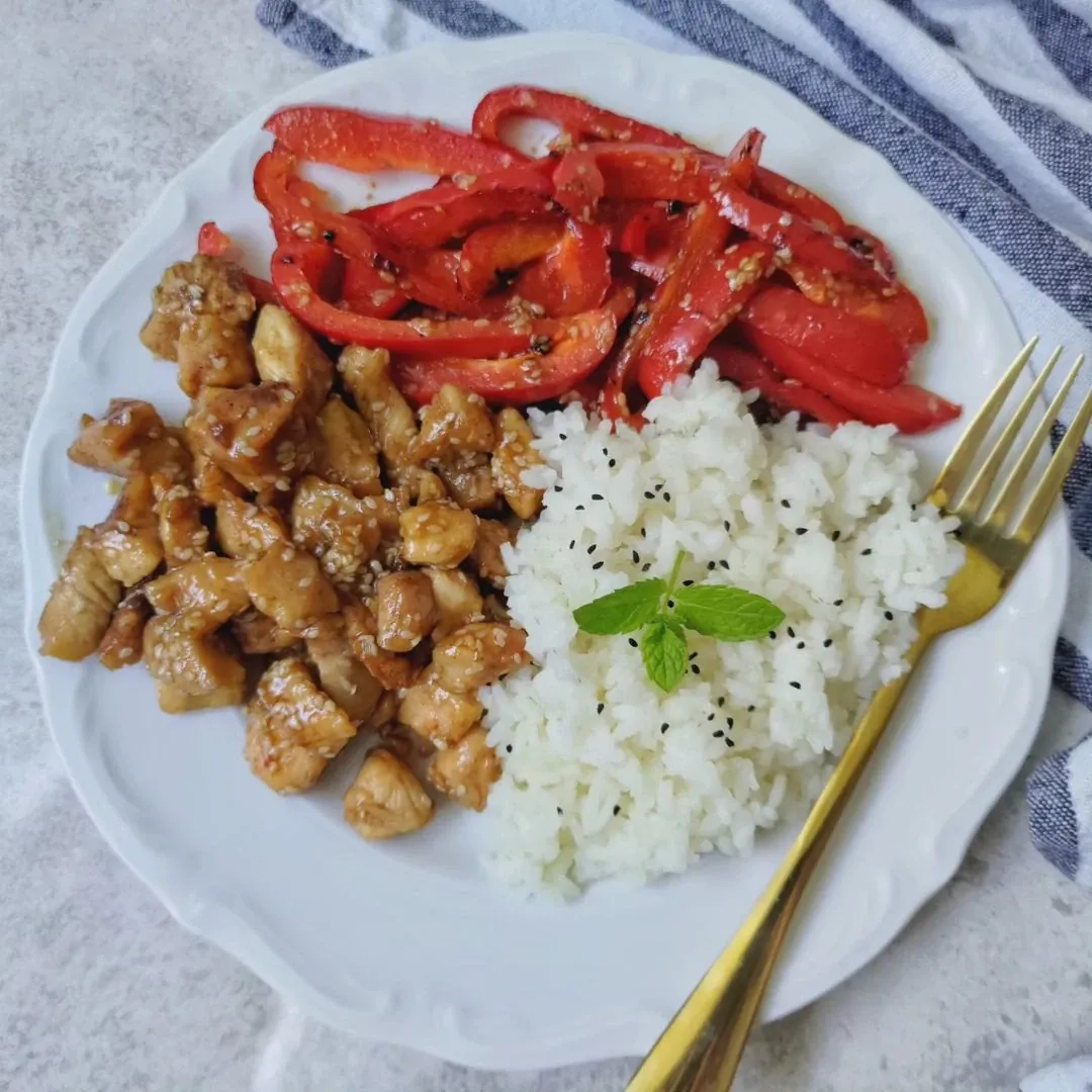 Vištiena sojos-vyno acto marinate, patiekta su sezamais