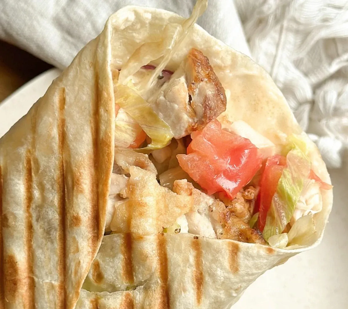 Kebabas su traškia vištiena su daržovėmis ir padažu