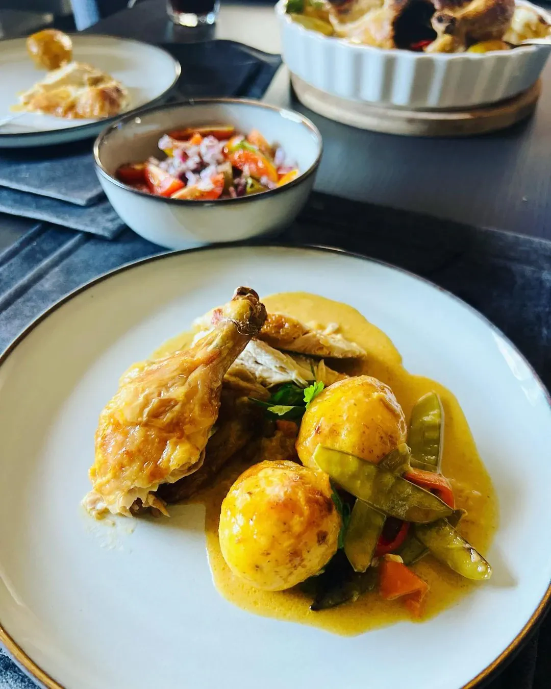 Orkaitėje keptas viščiukas kokoso piene su raudonuoju kariu ir bulvytėmis