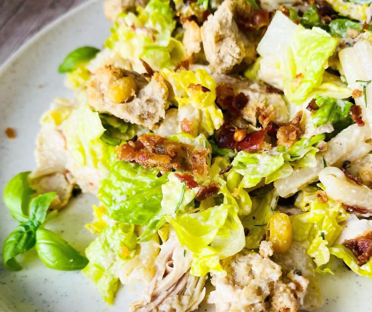 Makaronų salotos su vištiena ir šonine