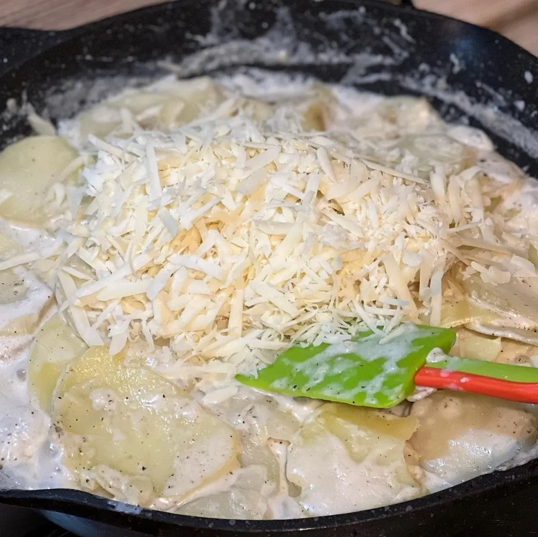 Orkaitėje keptos bulvės su grietinėle ir fermentiniu sūriu
