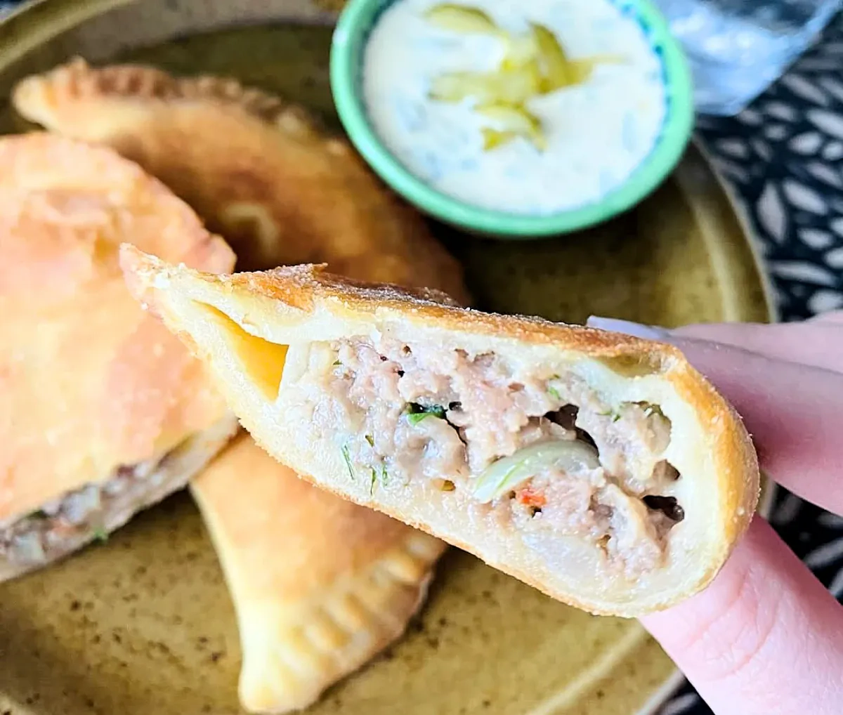 Sultingi naminiai čeburekai su mėsa ir mocarelos sūriu
