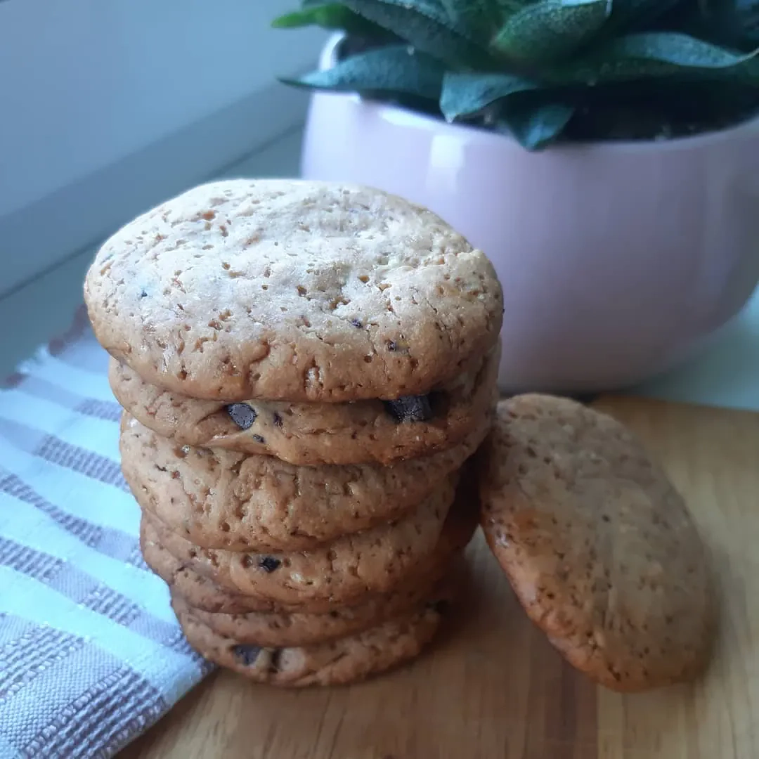 Greitai paruošiami keto sausainiai su riešutų sviestu ir šokoladu