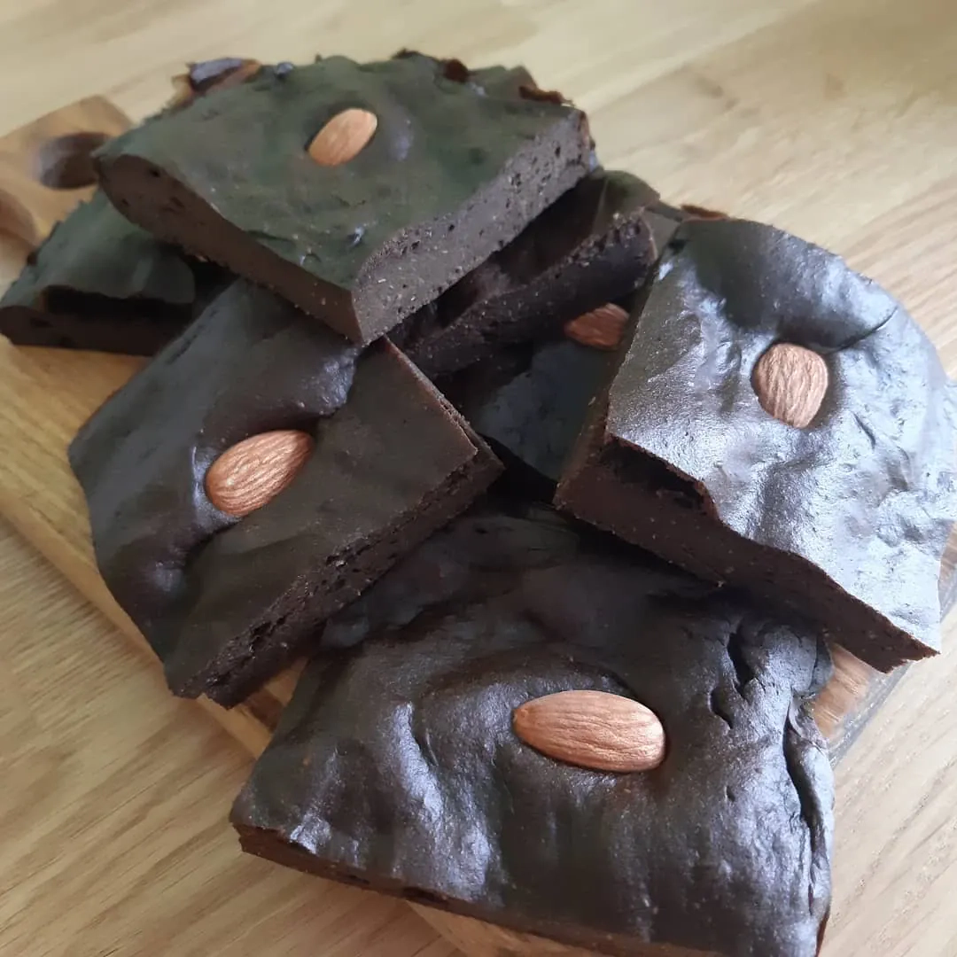 Keto avokadinis braunis su riešutų sviestu