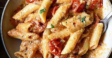 Makaron z kurczakiem, ricottą, pomidorami i ziołami