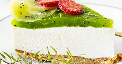 Sernik na zimno z kiwi