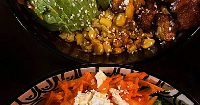 Aromatyczna miska (bowl) z ryżem curry, marynowanym tofu i warzywami