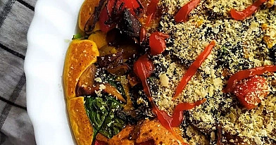 Wegański omlet z ciecierzycy z warzywami