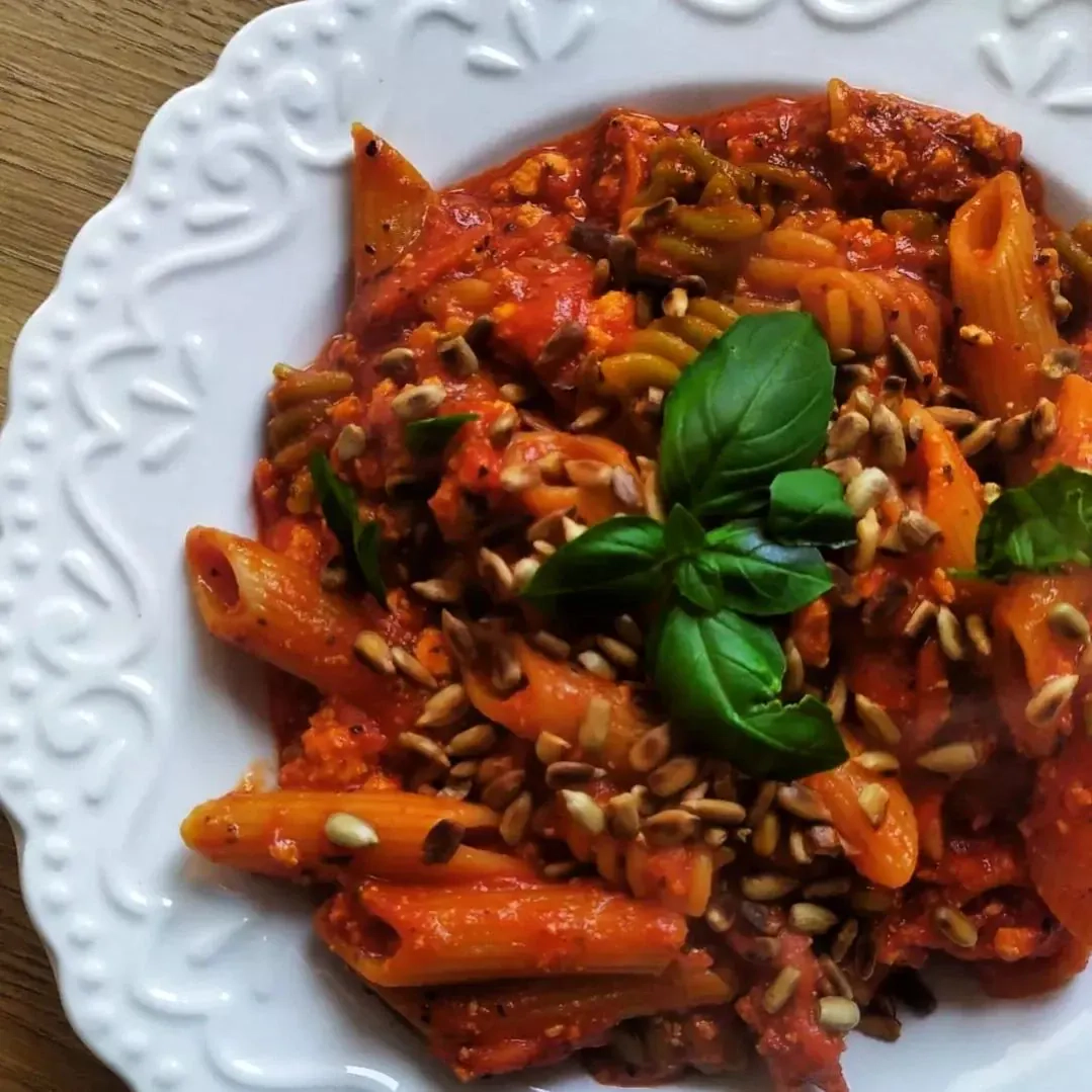 Wegańskie spaghetti z wędzonym tofu i sosem pomidorowym