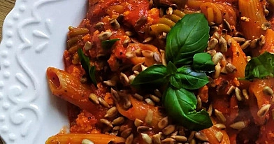 Wegańskie spaghetti z wędzonym tofu i sosem pomidorowym