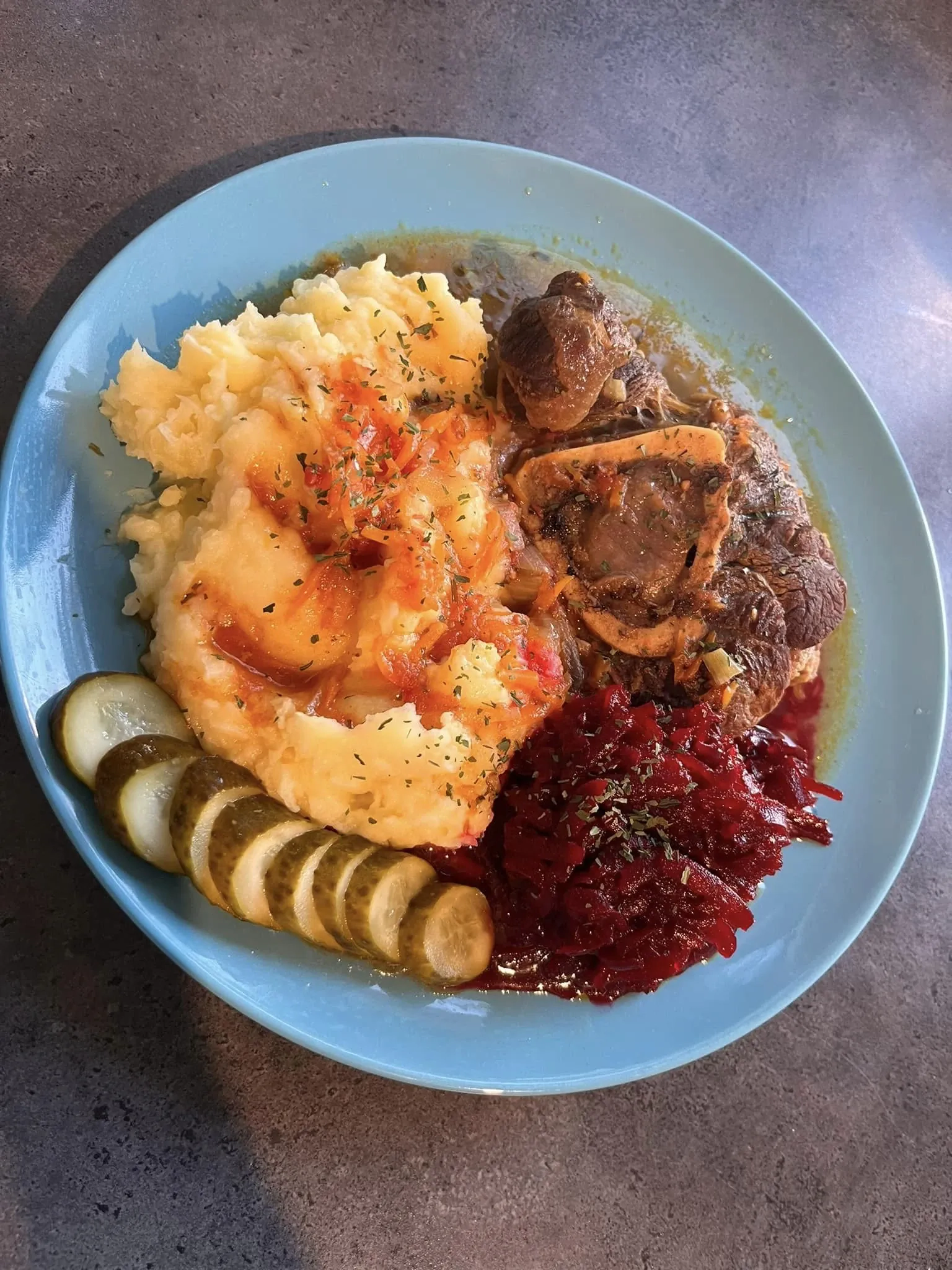 Tradicinis Milano jautienos kulninės troškinys „Osso Buco“ Tradicinis Milano jautienos kulninės troškinys „Osso Buco“