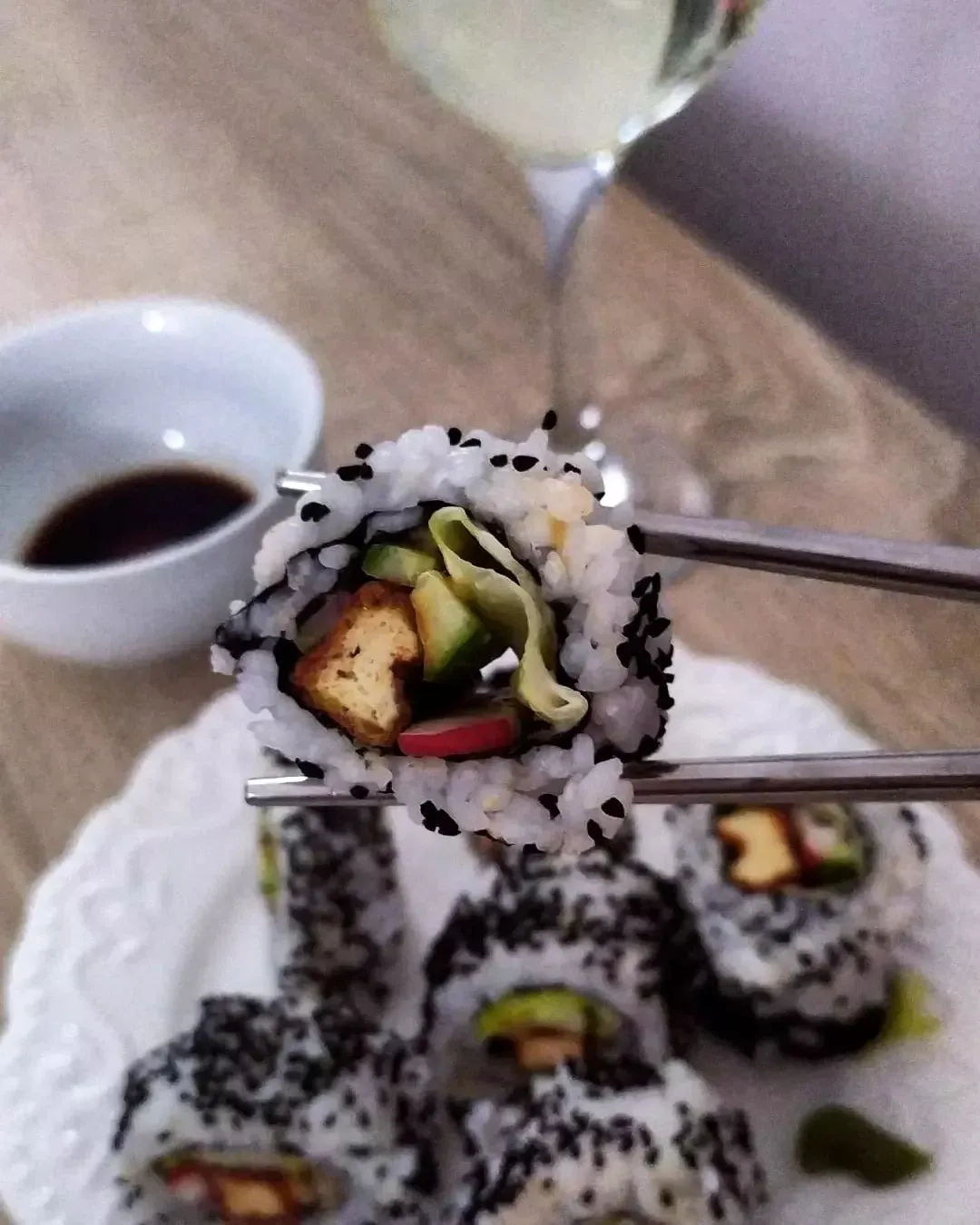 Wegańskie sushi z różnorodnymi warzywami i tofu